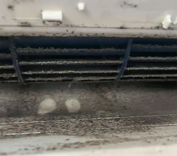 海伦空调吹的风有股烧焦味是怎么回事